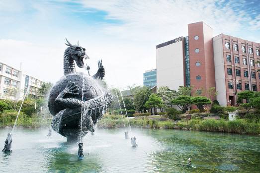 중앙대 흑석캠퍼스에 있는 청룡 동상.(사진=중앙대)