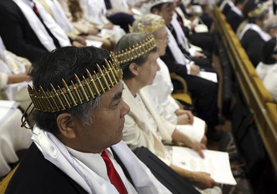 결혼식 참가자들이 소총 총알로 만든 왕관을 쓰고 있다. [AP=연합뉴스]