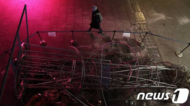 3.1절 도심에서 보수진영의 대규모 태극기집회가 열린 가운데 1일 오후 서울 광화문광장에 세워진 촛불 조형물이 일부 참가자들에 의해 파손된 채 방치돼 있다. 2018.3.1/뉴스1 © News1 오대일 기자
