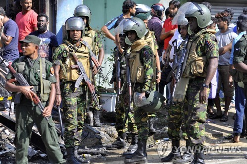 6일 스리랑카 캔디 외곽 팔레켈레에서 경찰 특공대원들이 거리를 순찰하고 있다.[AFP=연합뉴스]