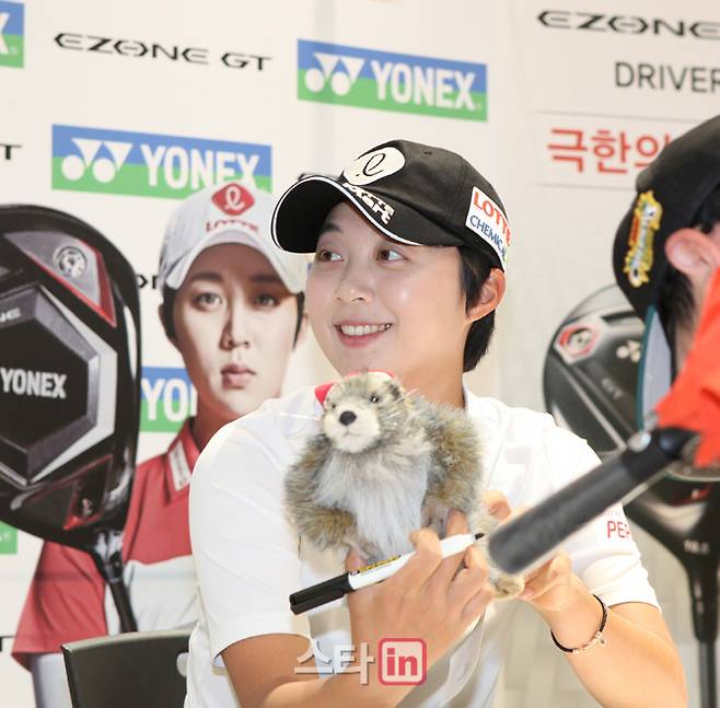 김효주가 팬사인회 중 활짝 웃고 있다. (사진=이데일리 골프in 조원범 기자)