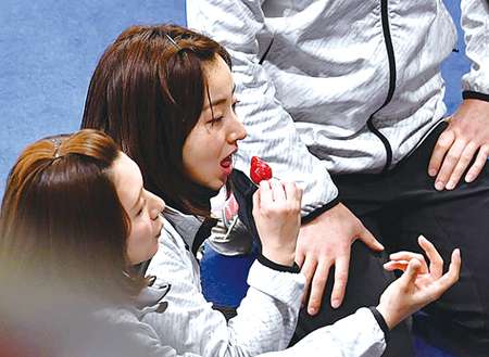 지난달 24일 일본 여자 컬링대표팀 선수들이 경기 중간 휴식시간에 한국산 딸기를 먹고 있다. 아사히신문 제공