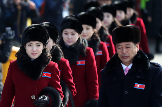 북한 응원단 여성들이 7일 경기도 가평군 가평휴게소에 잠시 정차해 줄 지어 이동하고 있다.[뉴스1]