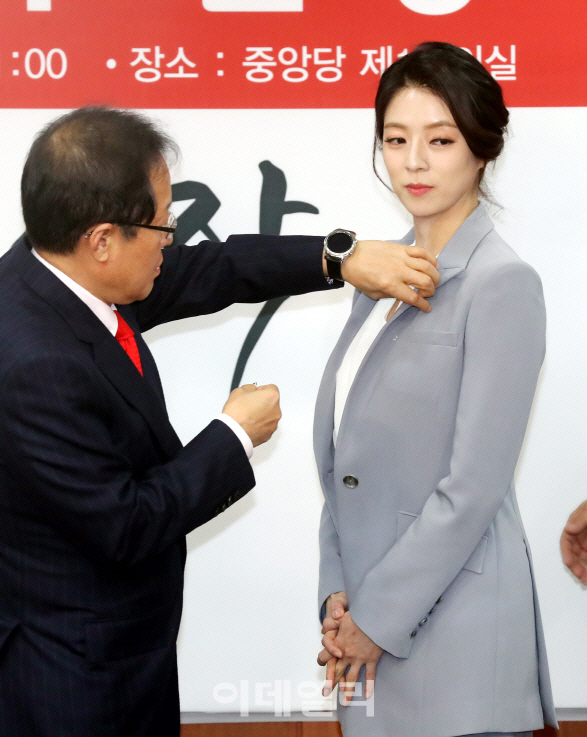 홍준표 한국당 대표와 배현진 전 아나운서 (사진=뉴시스)
