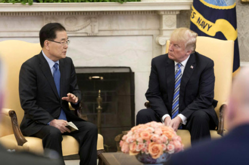 도널드 트럼프 미국 대통령이 정의용(왼쪽) 안보실장으로부터 김정은 위원장의 '북미정상회담'을 원한다는 구두 메시지를 전달받고 있다. 사진=청와대 제공