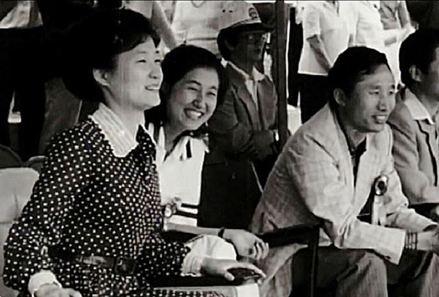 [1979년 6월10일] 한양대학교에서 열린 제1회 새마음제전에 참석한 박근혜, 이명박 전 대통령이 최순실(가운데)과 대화를 나누며 웃고 있다. KBS캡쳐