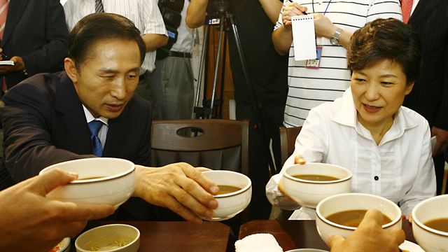 [2007년 8월 10일] 한나라당 이명박, 박근혜 후보가 전주시내 비빔밥집에서 화합을 위해 이 지역 전통 모주로 건배를 하고 있다. 국회사진기자단