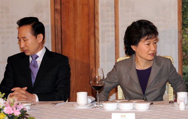 [2009년 2월 2일] 청와대에서 열린 한나라당 최고위원 및 중진의원 초청 오찬에서 이명박 당시 대통령이 박근혜 전 대표와 어색한 표정을 짓고 있다. 손용석기자