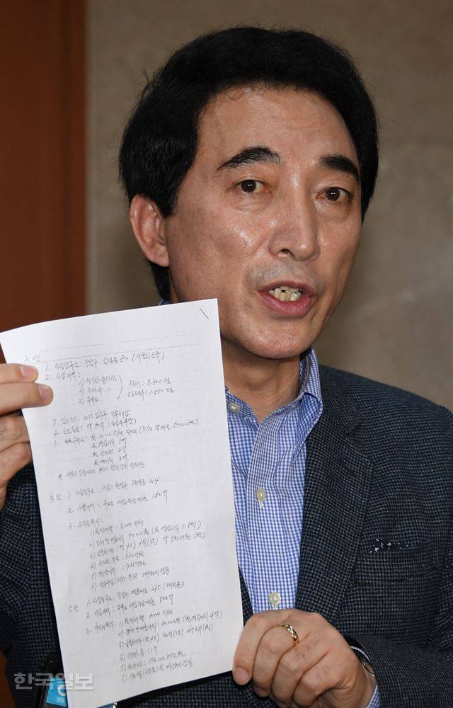 기자들의 질문에 답변 도중 상대측에서 부정청탁한 자료라며 시유지의 무상사용 등의 메모가 적힌 자료를 제시 하고 있다. 오대근기자 inliner@hankookilbo.com