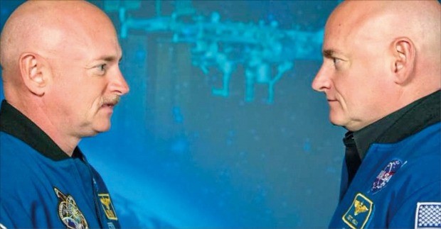 미국 우주인 스콧 켈리(오른쪽)와 쌍둥이 형인 마크 켈리.  /NASA 제공