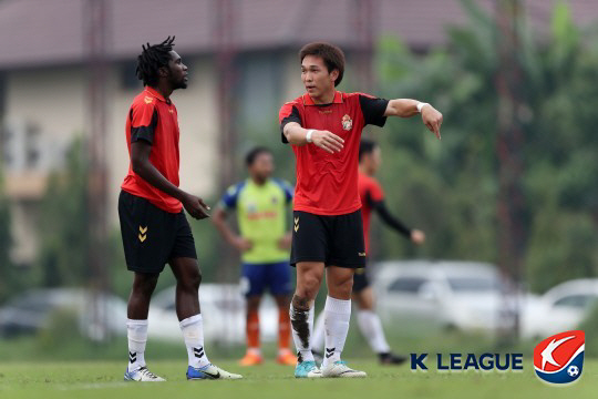 겨울 전지훈련 연습경기 도중 쿠니모토(오른쪽)와 네게바가 전술에 대한 의견을 나누고 있다. 사진제공=한국프로축구연맹