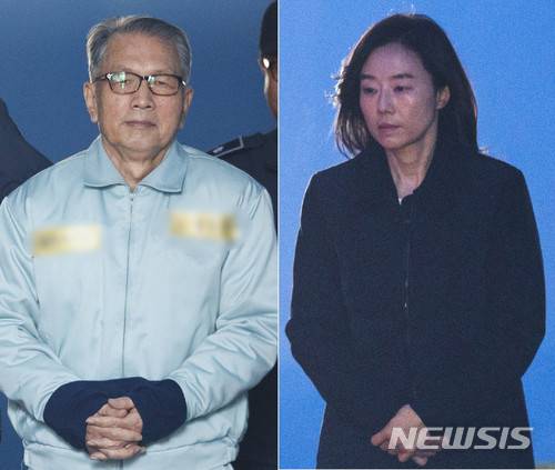 【서울=뉴시스】김선웅 기자 = 박근혜 정부의 문화와 예술계 '블랙리스트' 사건 2심 선고 공판이 열린 지난 1월23일 서울 서초동 서울고법에 김기춘 전 대통령 비서실장(왼쪽)과 조윤선 전 청와대 정무수석이 각각 2심 선고를 받고 법원을 나서고 있다. 2018.01.23. mangusta@newsis.com
