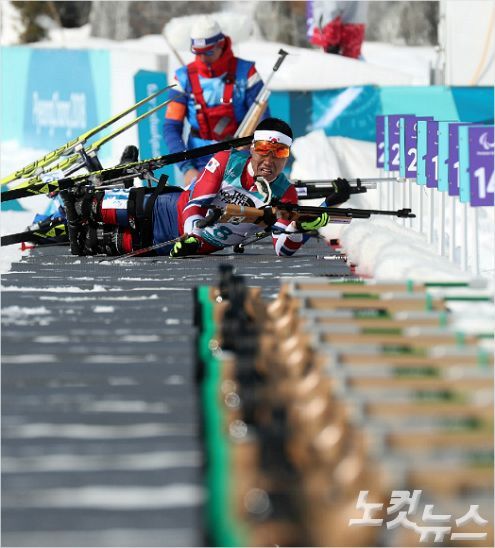 동계 패럴림픽 역사상 한국 선수단의 첫 금메달에 도전하는 신의현은 바이애슬론 남자 좌식 12.5km에서 뼈 아픈 사격 실수로 5위로 경기를 마쳤다. 황진환기자