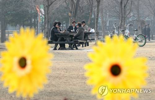 '봄이 왔어요' (서울=연합뉴스) 이지은 기자 = 서울 낮 최고기온이 14도까지 오른 12일 오후 서울 성동구 서울숲공원을 찾은 시민들이 벤치에 앉아 봄 날씨를 즐기고 있다. 2018.3.12 jieunlee@yna.co.kr