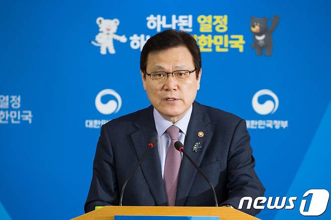 최종구 금융위원장은 14일 서울 종로구 정부서울청사 합동 브리핑실에서 기자 간담회를 열어 금융혁신 추진실적과 계획, 기업 구조조정 등의 현안을 설명하고 기자들의 질문에 답했다.