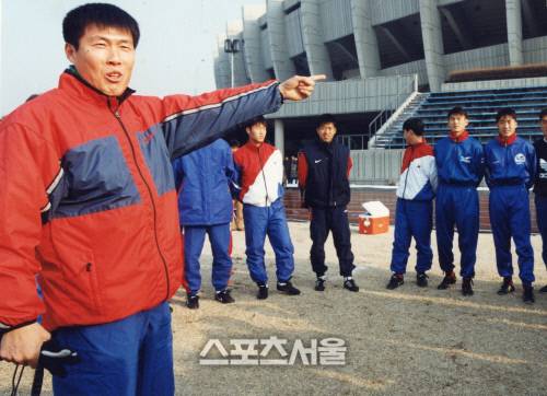차범근 감독이 축구 국가대표팀 사령탑 시절이던 1996년 잠실올림픽주경기장 보조경기장에서 선수들을 지도하고 있다. 스포츠서울DB