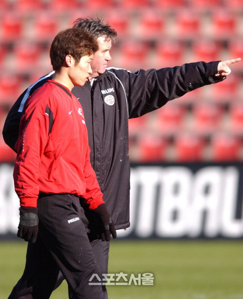 거스 히딩크 PSV 감독이 2003년 2월14일 같은 팀 미드필더 박지성을 훈련 도중 지도하고 있다. 에인트호번 | 강영조기자