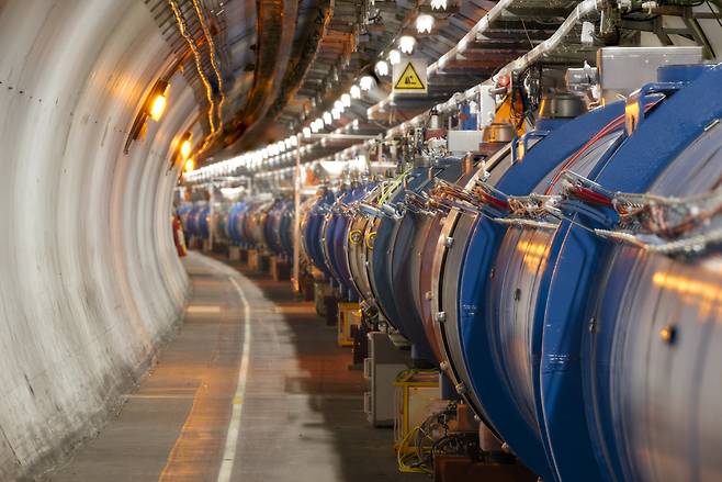 현존 최대 규모의 입자가속기인 거대강입자가속기(LHC)의 내부.