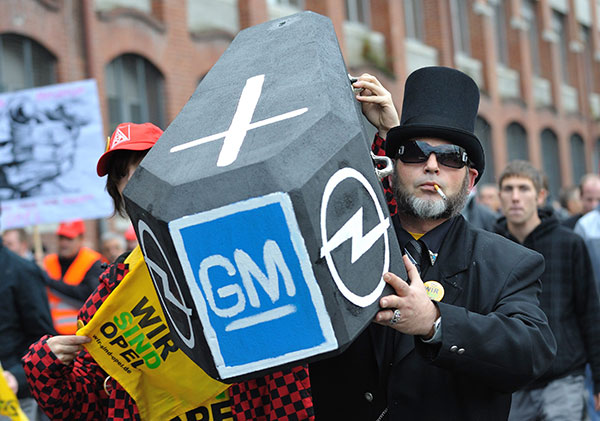 ⓒEPA 2009년 11월5일 독일 오펠의 노동자들이 GM의 구조조정 발표에 항의하며 파업을 벌이고 있다.