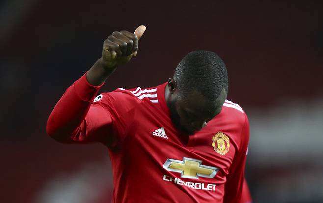 고개를 들지 못한 채 그라운드를 떠나고 있는 로멜루 루카쿠.AP|연합뉴스