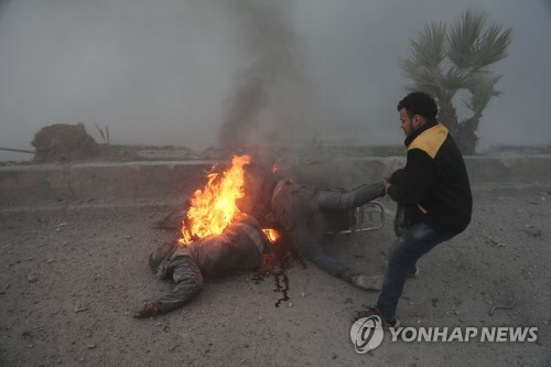 "이것이 전쟁의 참상"…몸에 붙은 불을 끄는 동구타의 구조대 [AFP=연합뉴스]