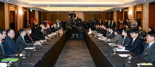 지난 1월31일 서울 소공동 롯데호텔 에메랄드룸에서 한미 양국 정부대표단 30여명이 참석한 가운데  ‘한미 FTA 제2차 개정협상’ 회의가 열리고 있다. 산업통상자원부 제공