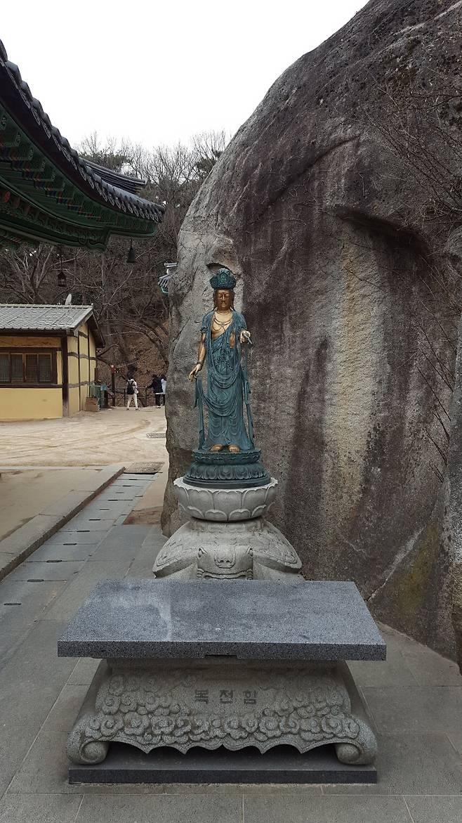 관음보살의 현신인 여인의 이름이 수덕이었기에 수덕사라는 이름이 지어졌다는 전설도 내려 온다