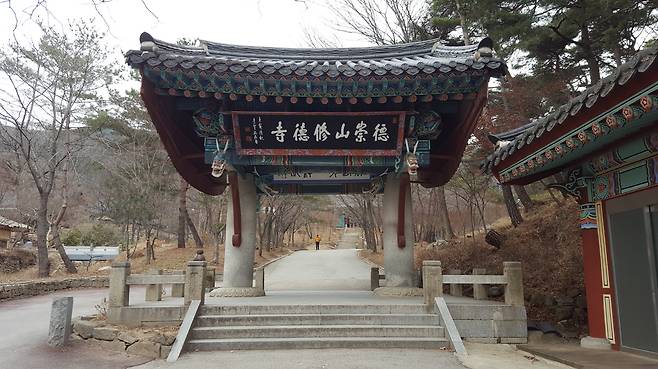 산세가 높고 반듯하여 불교 도량으로서는 제격의 사찰이 수덕사다