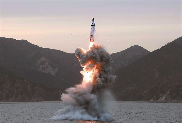 북한 잠수함발사탄도미사일(SLBM) 발사 실험 장면. 연합뉴스
