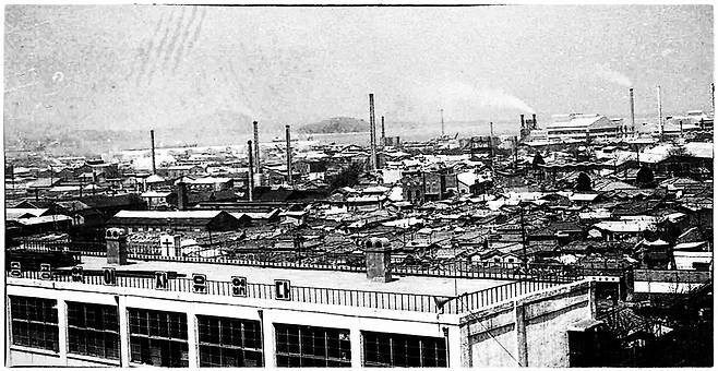 한 도시(사진)가 있다. 일본과 미국, 농촌과 도심, 원도심과 신도시, 판잣집과 고층 빌딩, 항구와 공항, 굴뚝과 첨단이 공존하는 곳. 선거 때마다 표심 분포가 전국 상황과 유사해 한국 여론 지형의 축소판이라 평가받는 곳. 1970년대 이 도시의 한 장소를 포착한 사진 속에서 한국 근현대를 압축한 시간이 보인다. 이 도시엔 가난한 사람들이 마지막을 의탁하는 공공의료원이 있다. <한겨레>는 이곳을 거쳐 죽음을 맞은 195명(+2018년 1월 사망자 1명)의 흔적을 찾아 나섰다. 그들은 이 병원에서 2001년부터 2017년까지 연고 없이 죽어간 사망자 전수다. 한 사회가 죽음을 대면하는 방식에서 그 사회의 가장 깊은 바닥이 노출된다. 세월호의 죽음을 다루는 정치가 그 사실을 아프게 확인시켰다. ‘포기’되고 ‘처리’된 죽음들이 말문이 닫힌 채 도시의 그늘을 떠돌고 있었다. 도시 구석구석과 골목골목을 걸으며 그들의 흐린 자취를 더듬을 땐 유령을 좇는 기분이었다. 그들은 죽었으므로 투명했으나 살았을 때도 보이지 않았다. 깨진 유리처럼 조각난 흔적들을 맞추며 불러낸 목소리. 누구도 울어주지 않았던 그들의 죽음이 산 자들에게 하는 말. 연재 기획 ‘고스트 스토리’를 시작한다. ※도시 이름과 사진 출처는 2회 기사에서 밝힌다. 글 이문영 기자 moon0@hani.co.kr, 사진 ㅎ도서관 제공