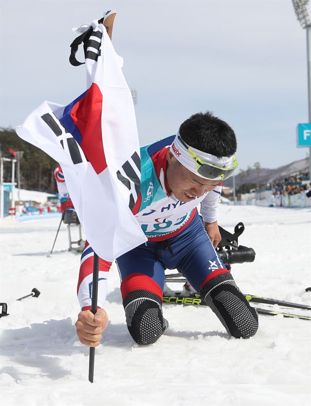 신의현이 17일 강원 평창 바이애슬론센터에서 열린 2018 평창동계패럴림픽 크로스컨트리스키 남자 7.5km 좌식 경기에서 금메달을 확정한 뒤 눈밭에 태극기를 꽂고 있다. 평창=연합뉴스