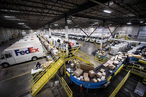 미국 일리노이주 시카고의 페덱스 물류센터. 아마존의 택배 사업 진출 소식에 페덱스 등 글로벌 물류회사 주가가 폭락했다./사진=블룸버그