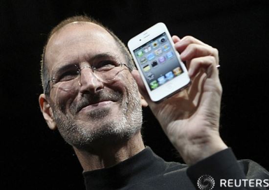스티브 잡스가 2010년 6월 7일 샌프란시스코에서 열린 개발자 회의에서 아이폰4를 들고 미소짓고 있다. 미국=로이터/뉴시스