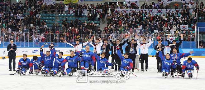 한국 패럴림픽 아이스하키 대표팀 선수들이 17일 강릉 하키 센터에서 열린 2018평창동계패럴림픽 아이스하키 3,4위전에서 이탈리아를 꺾고 동메달을 확정지은 뒤 관중석을 향해 감사인사를 하고 있다. 강릉/강윤중 기자