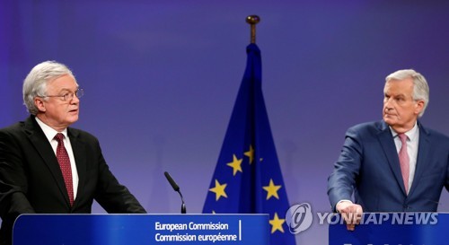 데이비드 데이비스 영국 장관과 미셸 바르니에 EU 수석대표 [로이터=연합뉴스]