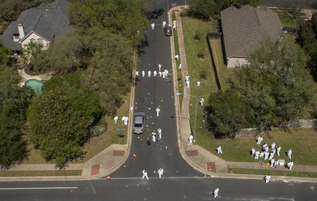 미 텍사스주 오스틴에서 올들어 4번째 소포로 위장한 폭발물이 폭발하는 발생한 가운데 19일(현지시간) FBI 요원들이 현장감식 및 증거수집 작업을 하고 있다.  AP 연합뉴스