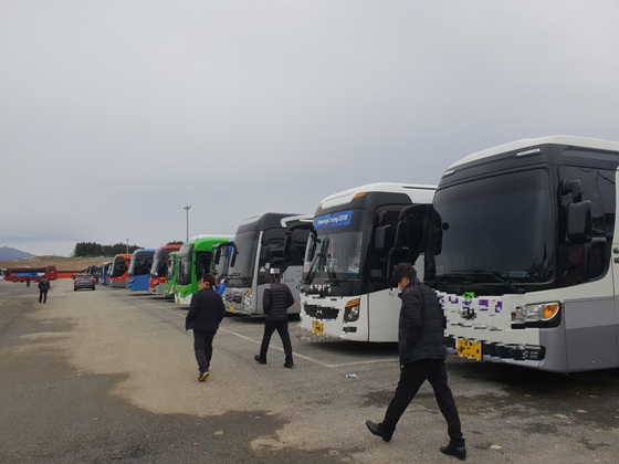 평창 패럴림픽에 투입된 버스기사들이 강원도 평창군 대관령면 용산리 횡계차고지 주차된 자신의 차량으로 이동하고 있다. 박진호 기자