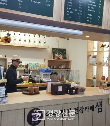 조현병을 딛고 바리스타가 된 청년이 손님들이 주문한 커피와 차를 준비하고 있다. 박효순 기자