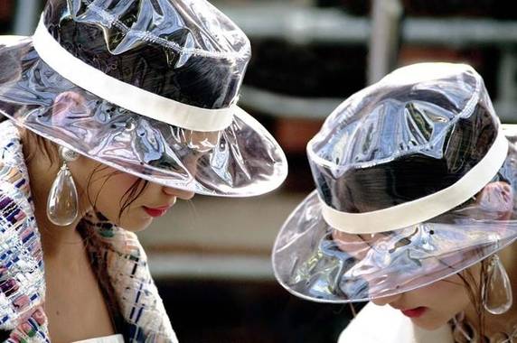 샤넬은 2018 봄/가을 패션쇼에서 비닐을 주제로 다양한 제품을 선보였다. 비닐로 만든 버킷 모자는 100만원이 넘는 가격에도 패션피플 사이에 잇 아이템으로 떠올랐다./샤넬 제공