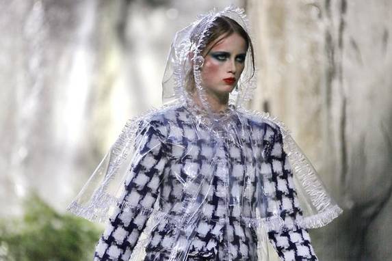 샤넬 측은 비닐 케이프에 대해 ‘무지갯빛 드레스를 비로부터 보호해주는 필수 계절 아이템’이라 소개했다. 케이프 가격은 351만원./샤넬 제공