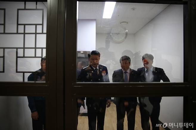 이철성 경찰청장(사진 가운데)이 21일 서울광진경찰서 관계자들과 함께 유치실에 들어가 내부를 둘러보고 있다./사진제공=경찰청