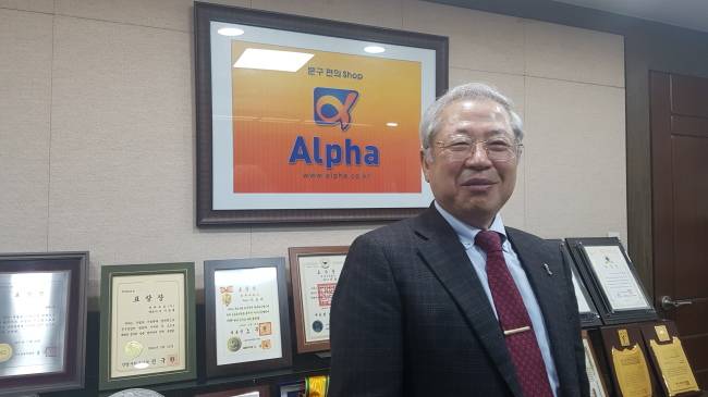 이동재 알파 회장이 서울 용산구 알파문구 사옥에서 최근 기자외 만나 해외 진출 계획에 대해 설명하고 있다.