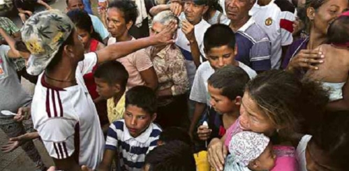 브라질에 몰려든 베네수엘라 난민들 브라질 북부 보아 비스타 시에 체류 중인 베네수엘라 주민들이 구호단체가 나눠주는 식량을 받으려고 줄을 서 있다. [브라질 일간지 폴랴 지 상파울루]