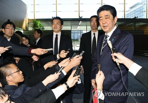 아베 총리 발언을 취재하는 일본 기자들[교도=연합뉴스 자료사진]