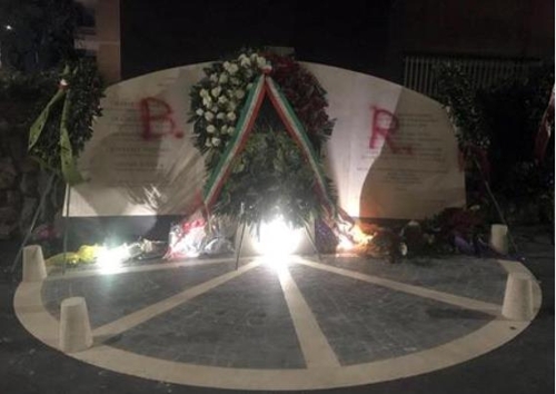 22일 훼손된 채 발견된 알도 모로 전 이탈리아 총리와 그의 경호원들을 추모하는 기념비 [ANSA통신 홈페이지 캡처]