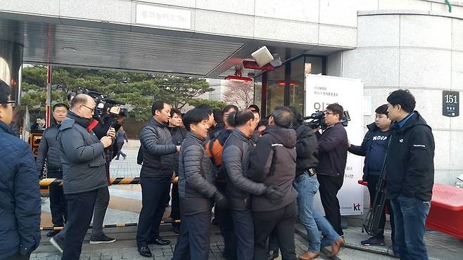 케이티노동자인권센터 활동가, 케이티전국민주동지회 회원, 케이티새노조 조합원들이 아침 일찍 주총이 열리는 건물로 들어가려다 회사 쪽 직원들과 몸싸움을 벌이고 있다.