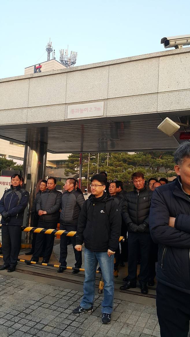 정연용 케이티 본사지방노조 위원장이 케이티연구개발본부 노조사무실로 들어가려다 저지당하자 농성을 하고 있다.