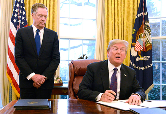 도널드 트럼프 미국 대통령(오른쪽)과 로버트 라이트하이저 미 무역대표부(USTR) 대표. 세계 무역시장에 평지풍파를 일으키고 있다. [EPA=연합뉴스]