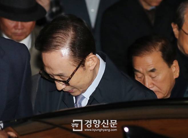 구속영장이 발부된 이명박 전 대통령이 22일 밤 서울 동부구치소로 향하며 논현동 자택을 나서고 있다. /강윤중 기자