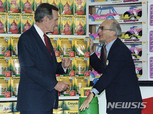 【뉴욕 = AP/뉴시스】 1992년  장난감판매회사 토이저러스의 찰스 라자러스 회장(오른쪽)이 조지 H. 부시 전 대통령과 함께 일본에서 개점한 2호점 매장에서 이야기를 나누고 있다 (AP자료사진).